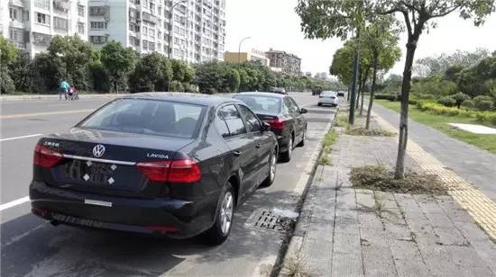 运河北路上160多辆新车无人“认领”，谁这么壕？
