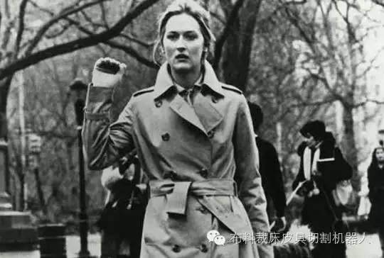 橙色风衣外套女中长款如何搭配,橄榄绿风衣搭配什么颜色的风衣