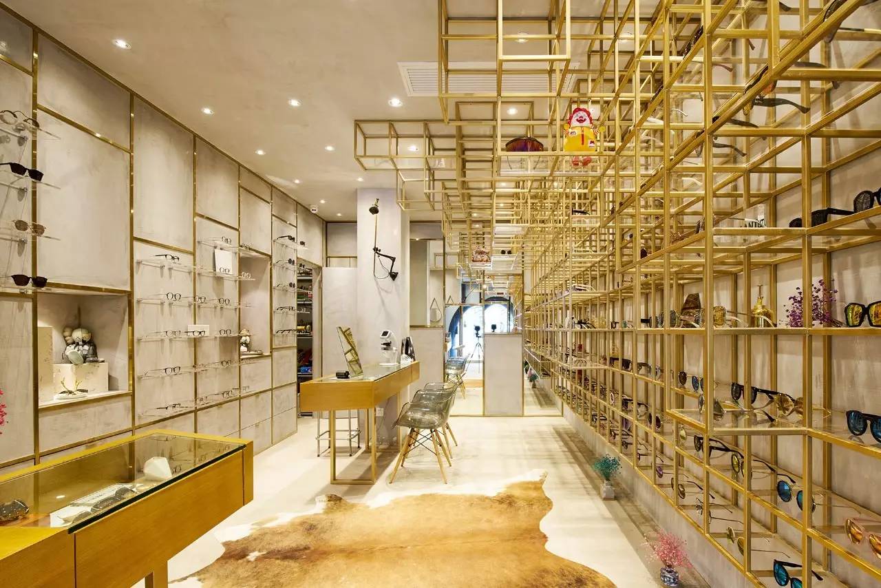 我们在上海拍下了15位潮流工作者，还给你介绍20间最新最好玩的潮店！