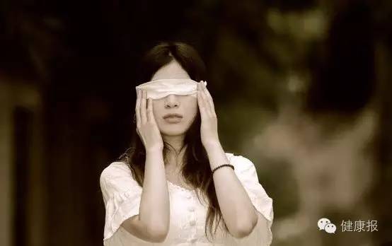 “一瞬间，我右眼看不见了！”一位非正规隆鼻女孩痛诉致盲经历