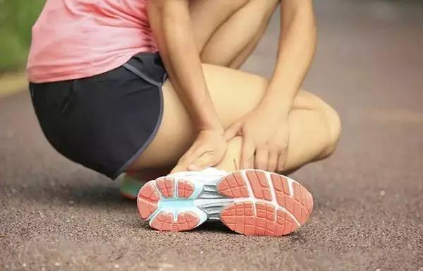 跑步脚踝扭伤怎么消肿化瘀,脚踝扭伤跑步技巧