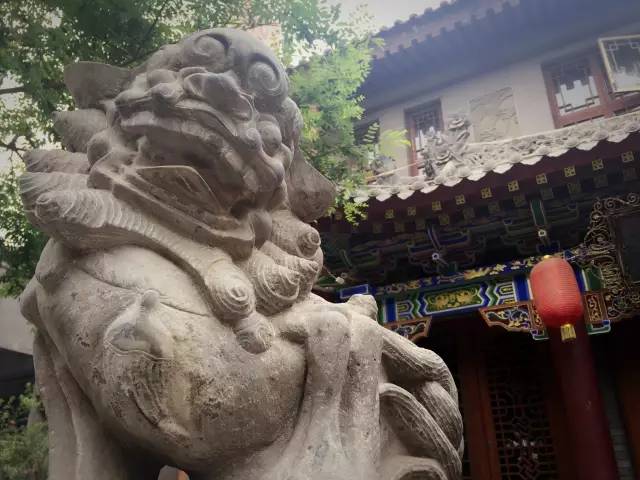 西安城墙从哪道门出去有美食街,西安城墙有个当地美食像肥肠一样