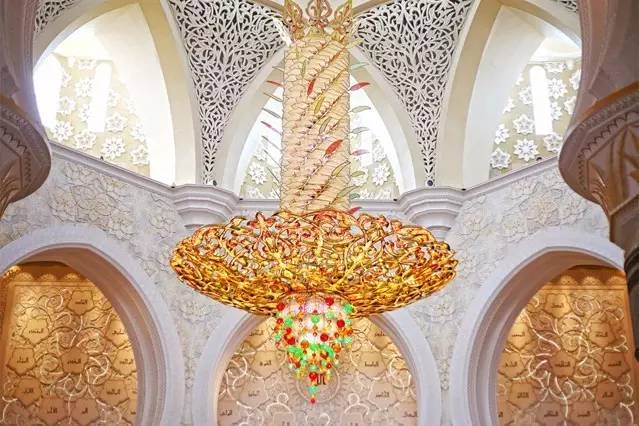 波斯湾双城记：天方夜谭般的魔幻色彩