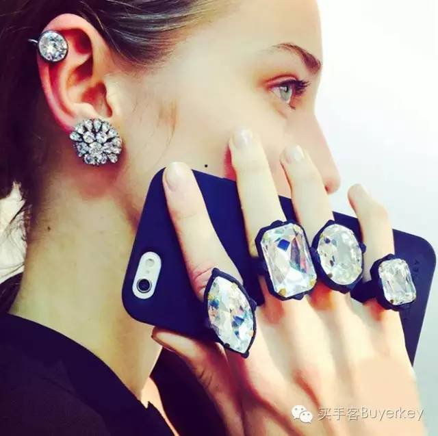 手拿包女推荐真皮徽章款,新款女士手拿包百搭大容量