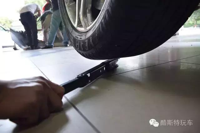 福特锐界的换轮胎教程,福特锐界更换轮胎推荐