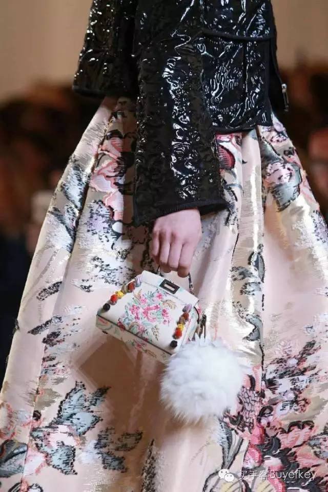 手拿包女推荐真皮徽章款,新款女士手拿包百搭大容量