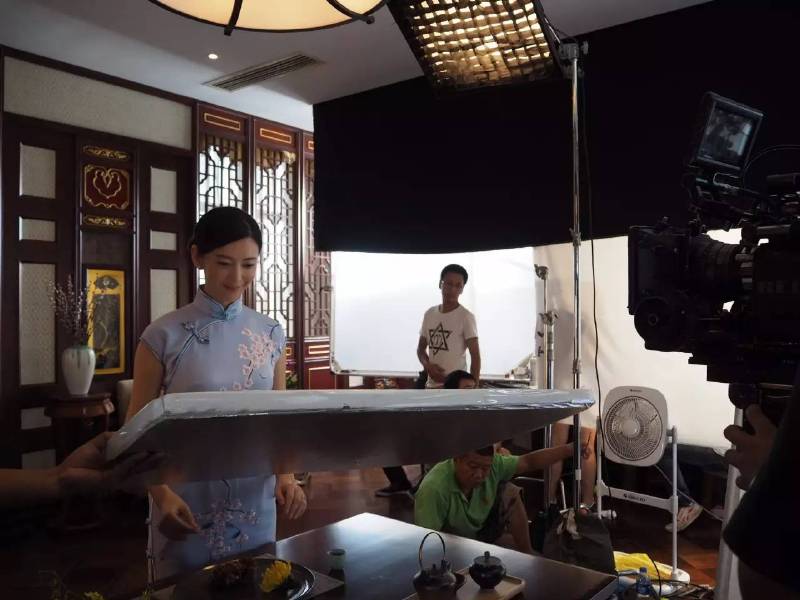 吃了一只大闸蟹的美女被新浪等各大媒体封为“螃蟹女神”