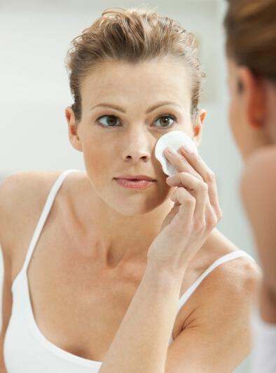 聪明的女人都懂得观察自己,怎样才能判断化妆品是真假