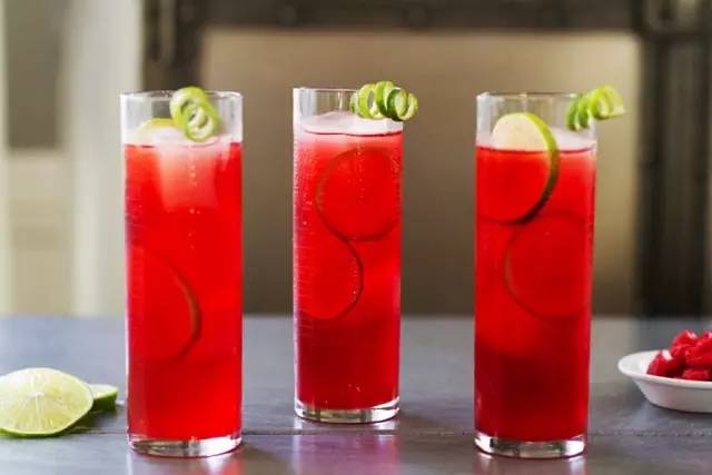 鸡尾酒杯大小型号怎么选,鸡尾酒杯子怎么拿