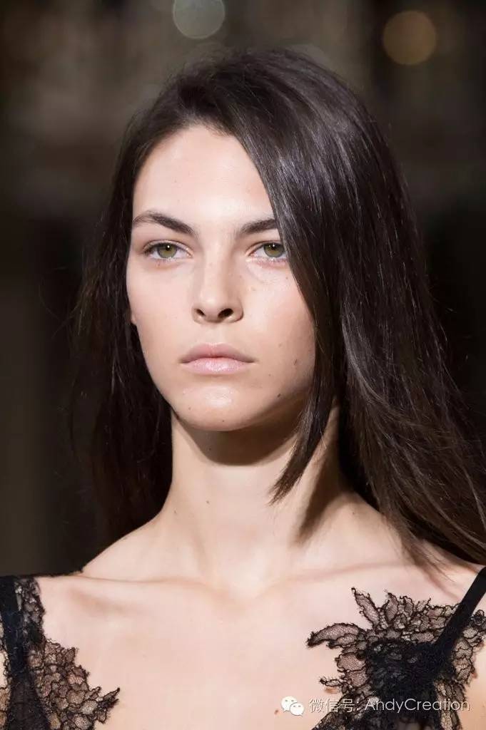 2019秋冬秀场妆容,巴黎时装周的妆容衣服特点