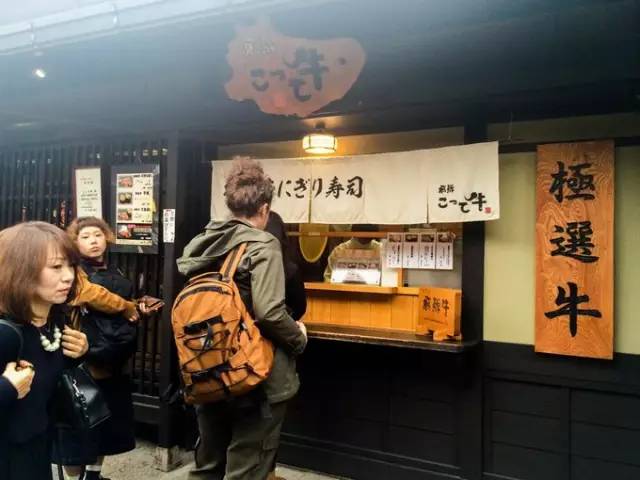 红叶堪比京都，温泉不输北海道的赏枫地，11-12月往返机票￥800+，不用担心人潮说走就走