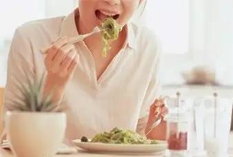 胃痛按脚上哪个穴位能缓解胃痛,胃痛吃什么好缓解胃痛的小妙招