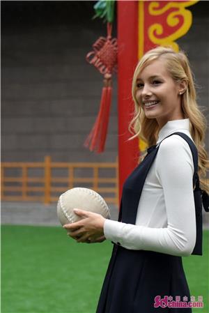 超模瓦尔加现身临淄足球博物馆一眸一笑尽倾城