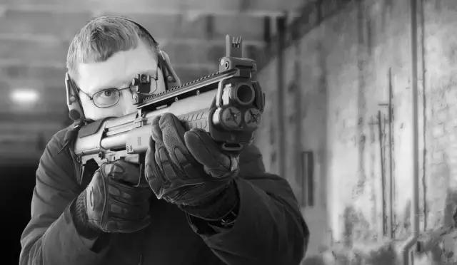 战术美学|《疾速追杀》的“枪械世界”