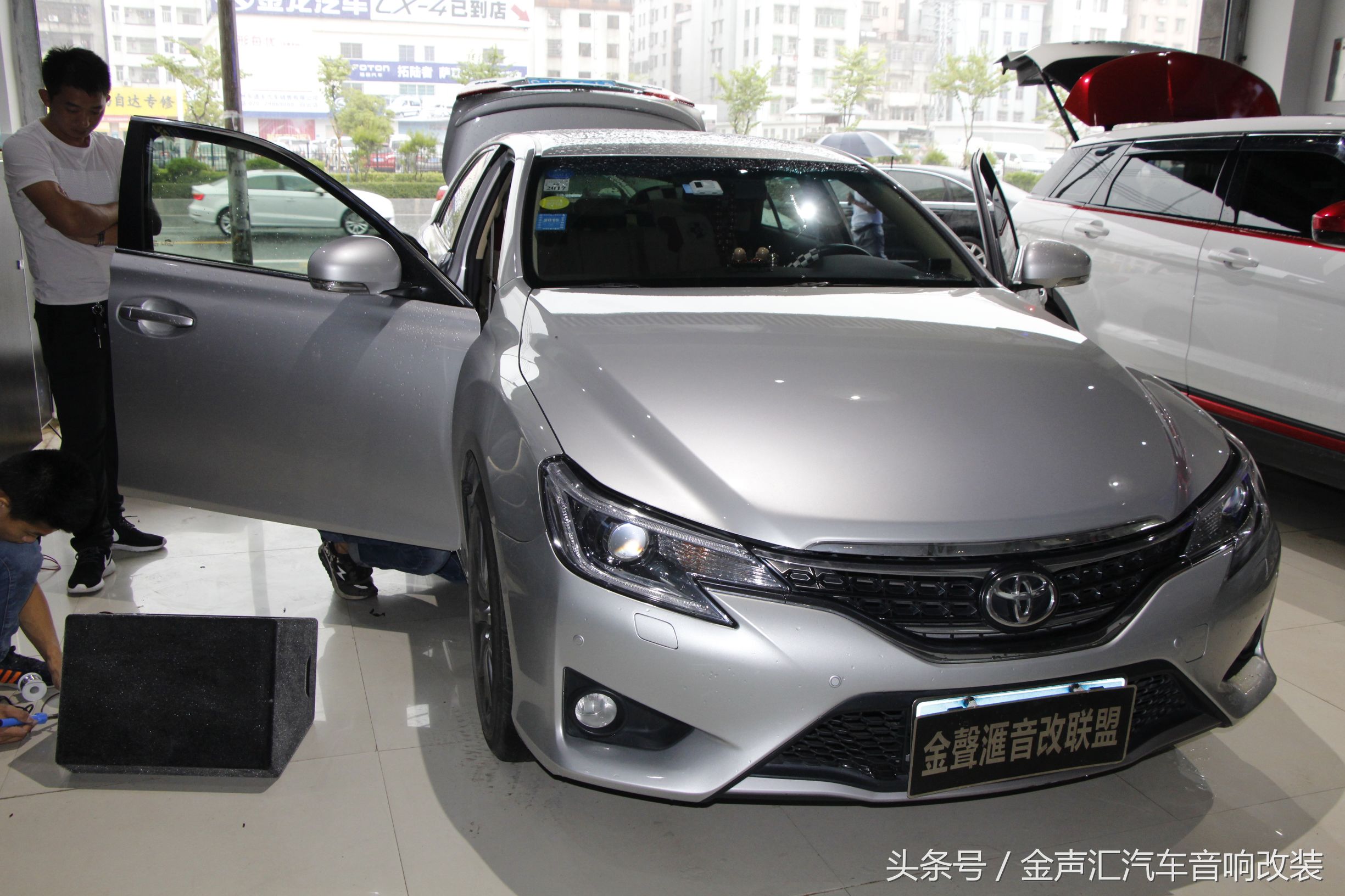 刚送走升级史云威格音响K5不久又来了一个锐志升级史云威格低音