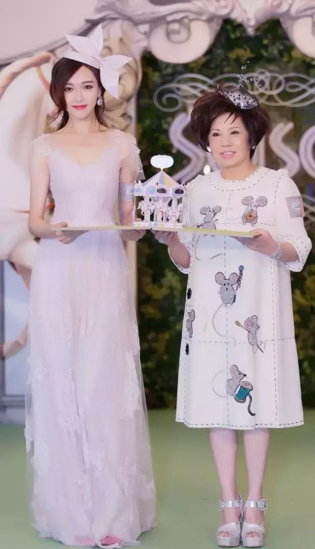 唐嫣粉色裙打扮甜度满分,唐嫣粉红色西装造型