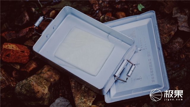 这盒子还没手掌大，里面的工具却比工具箱还全，野外保命全靠它