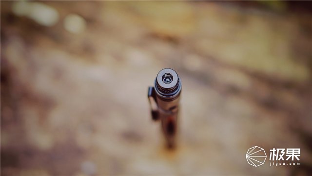 这盒子还没手掌大，里面的工具却比工具箱还全，野外保命全靠它