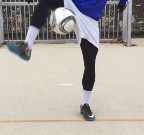 足球控球脚下频率训练,足球过人节奏变化教学