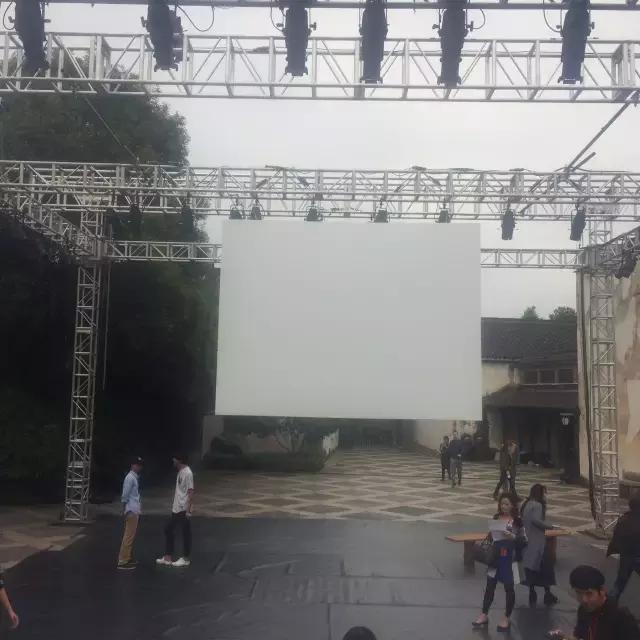 他是新浪潮戏剧的发起人，他说戏剧是当下且危险的