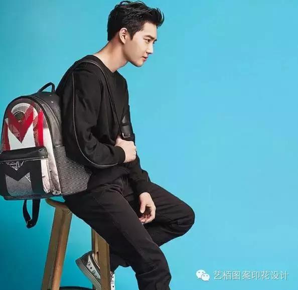 mcm铆钉链条包的铆钉是什么材质的,mcm粉色牛皮包