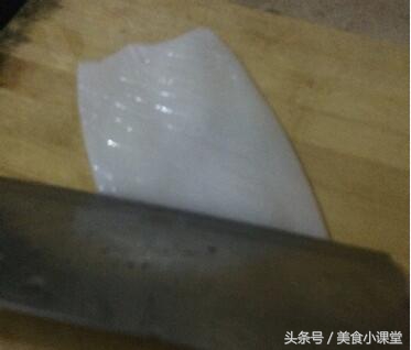 清洗鱿鱼时要把外皮剥掉吗,清洗整条鱿鱼