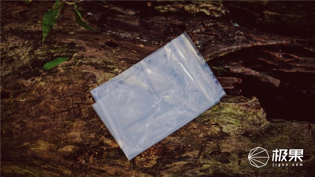 这盒子还没手掌大，里面的工具却比工具箱还全，野外保命全靠它