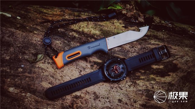 这盒子还没手掌大，里面的工具却比工具箱还全，野外保命全靠它