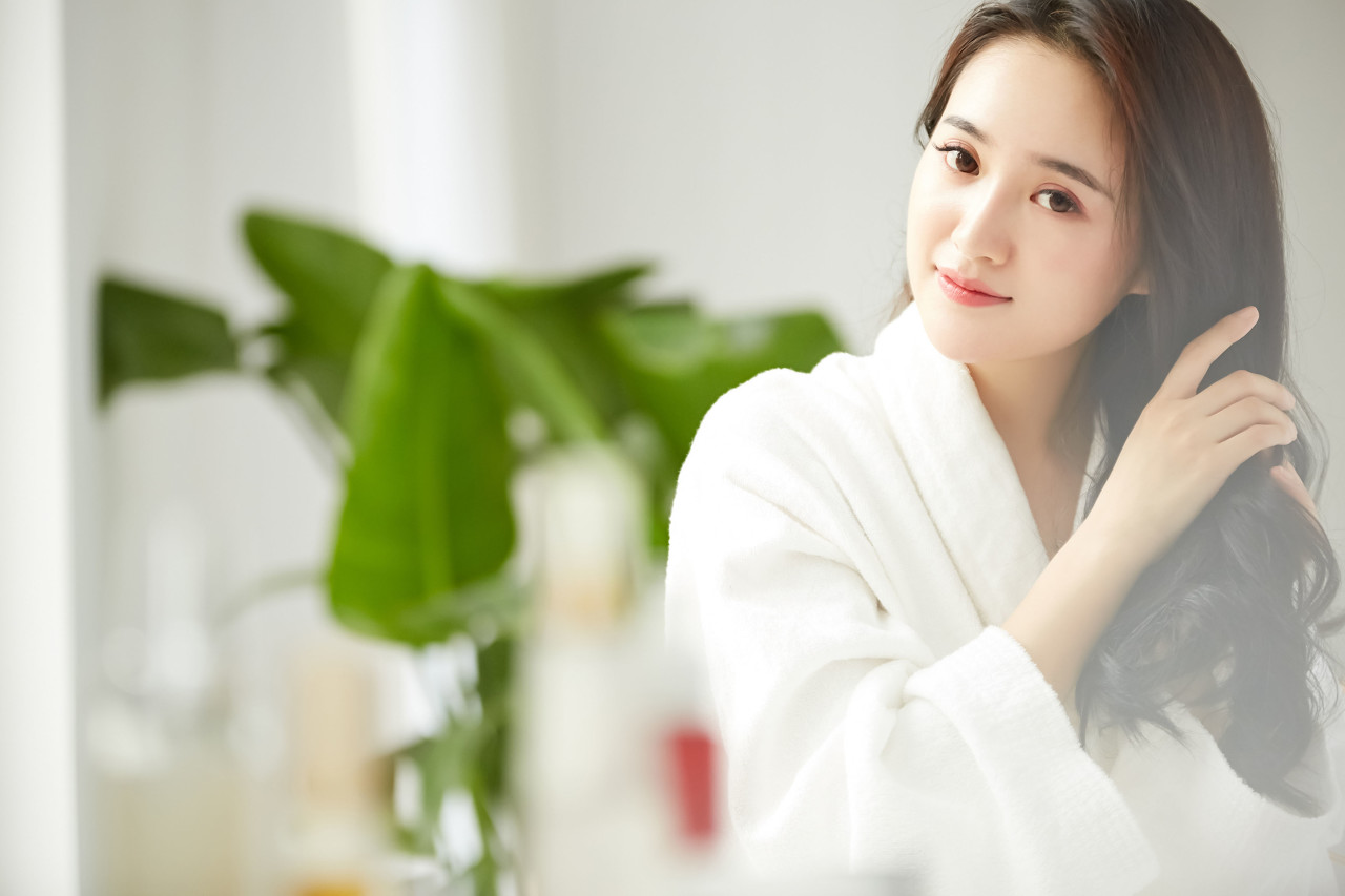 小说：头等舱，她没见过世面，向空姐举报影帝在舱内用微信打电话