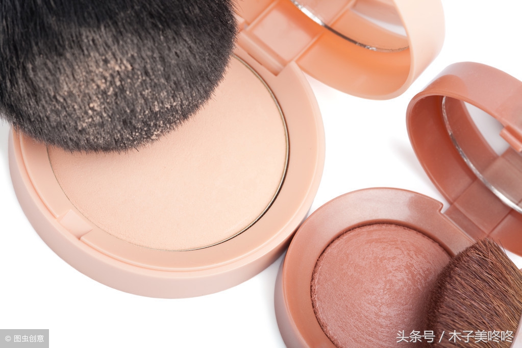 散粉蜜粉粉饼定妆喷雾的区别,蜜粉散粉和喷雾的区别