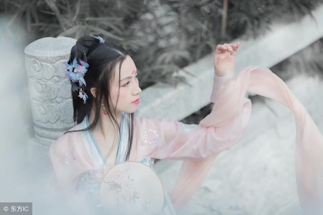 小说:小农女上集市卖兔子,谁来也不卖,饥饿营销引来大生意