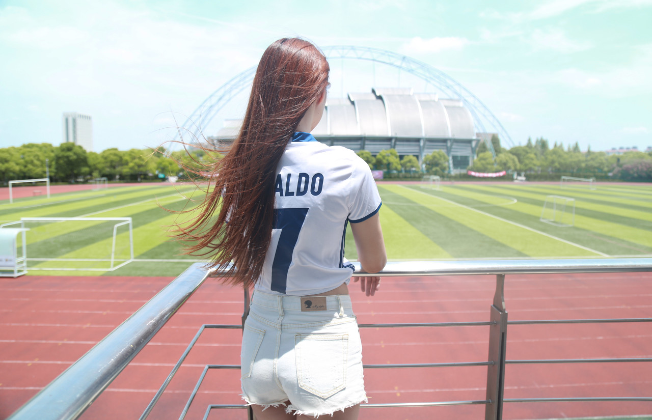 足球场上默契的配合,足球场上团队配合