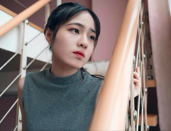 小说：她的手被绊住了，没办法，只能将手抽出来，去解他的衣扣