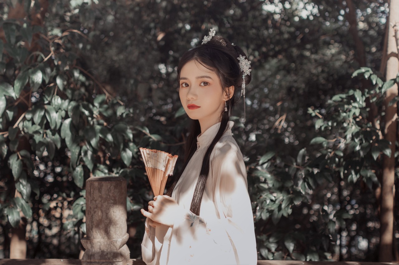 她意外穿越却被野人拐回山洞,她意外穿越竟被野人拐进山洞