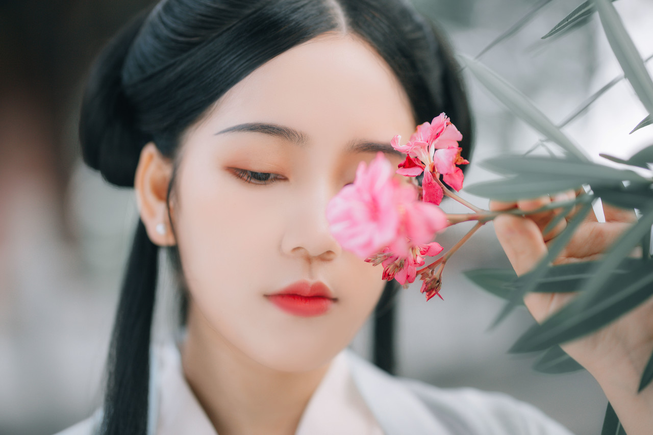 女主被砸断手小说,小说女主摔玉镯