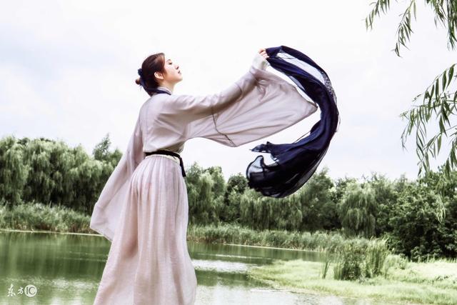 穿越兽世她生了一个新部落,女主穿越兽世偷吃了蛇蛋被抓