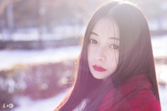 小说：穷小伙当众给未婚妻送生日礼物，她却不敢接，因为她怕丢人