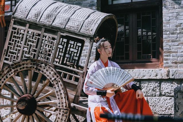 小说：女子穿越古代，蹴鞠场表演帽子戏法，与花木兰一争高下