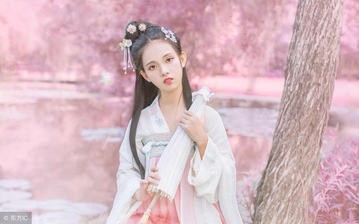 小说：她刚到跟前就他一把拉进了怀里，把她给吓得不轻