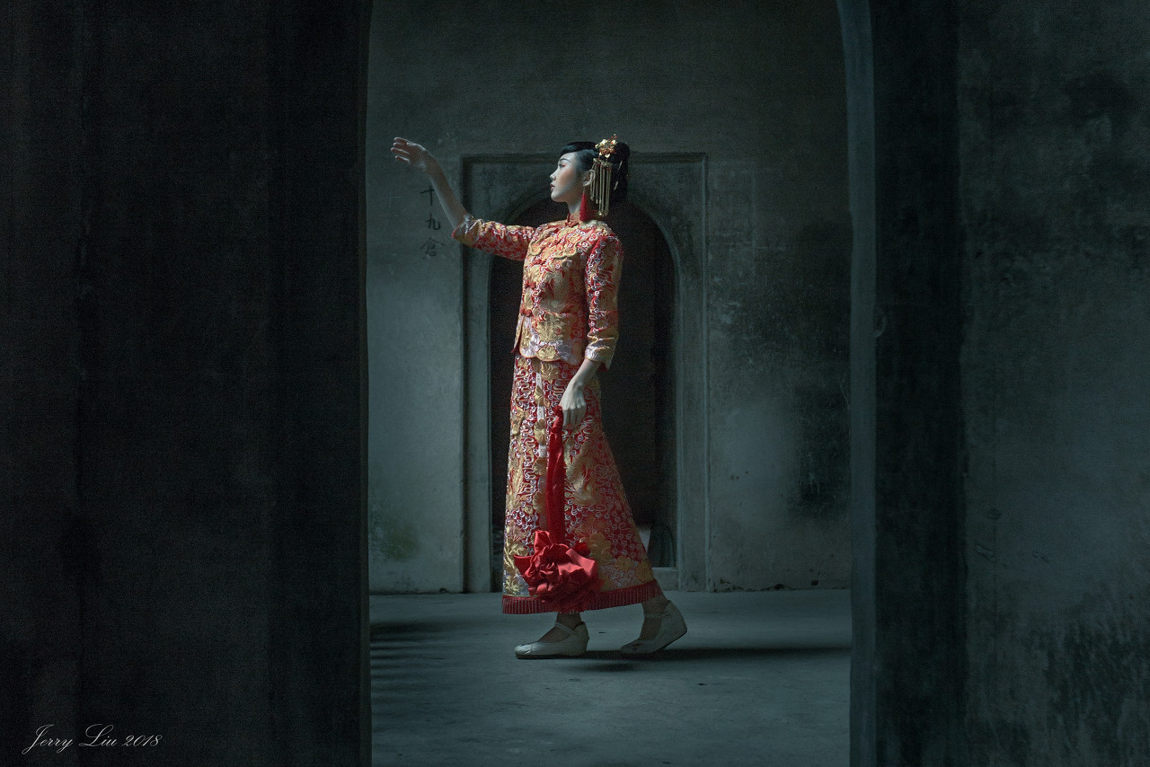 男子独自深入森林深处，偶遇纯白驯鹿，以为看到了神兽