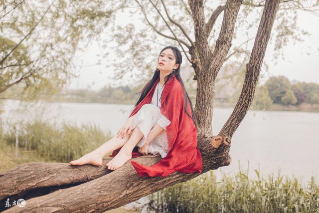 小说：嫡女被姐姐灌毒酒，她喝了之后活蹦乱跳，还把姐*痛姐**揍一顿