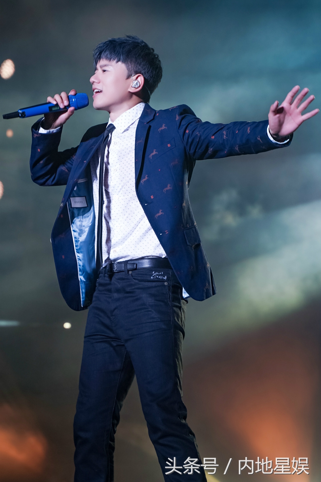 张杰演唱会大型蹦迪现场带墨镜,张杰鸟巢演唱会和明星一起蹦迪