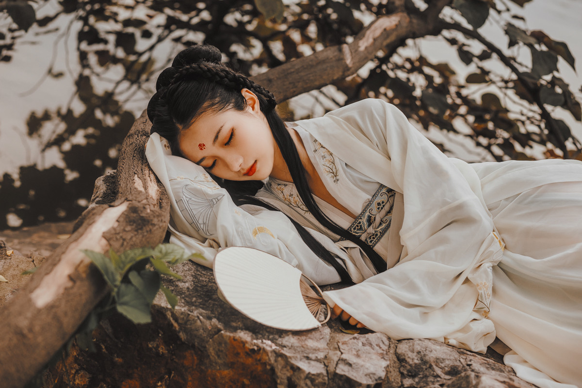 小说:马戏班主虐待兄妹俩毒打兽宠,却栽在十岁女孩手里死无全尸