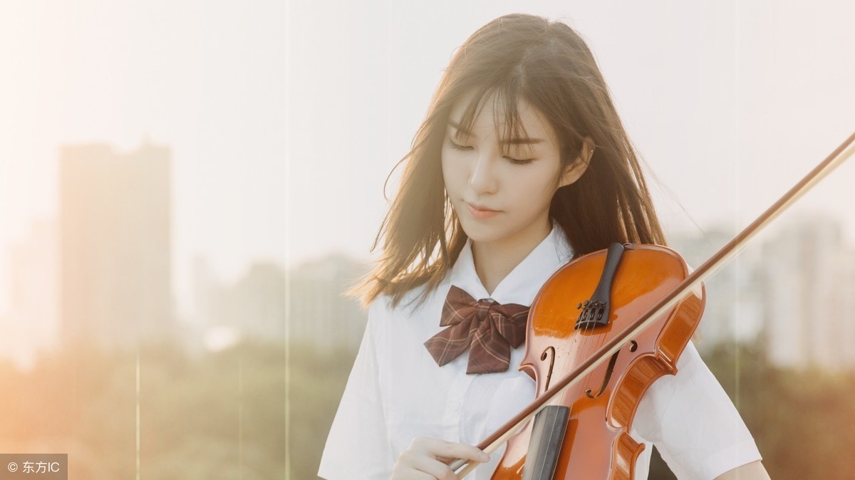 小伙初次登台自我介绍笑翻全场,小伙初次自我介绍笑翻全场