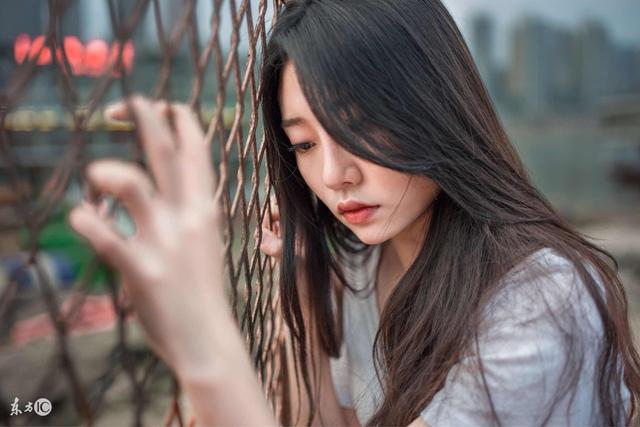 小说：星际食人花寄生在少女体内，与追捕她的联邦队长狭路相逢