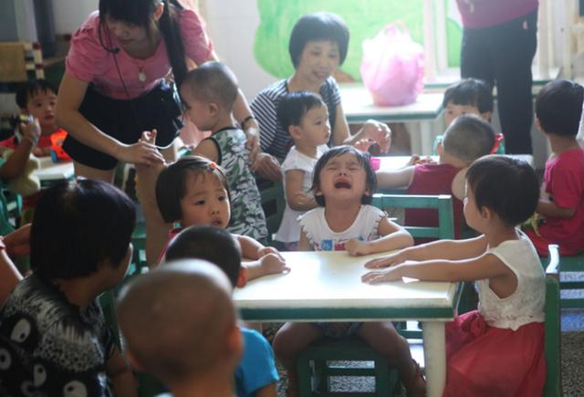 如何帮助孩子克服入园分离焦虑,幼儿园分离焦虑症最佳解决方法