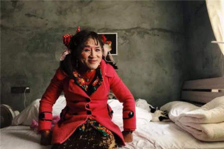 山东65岁拾荒大爷，每日扎小辫涂胭脂，无视他人嘲笑：我无愧于心