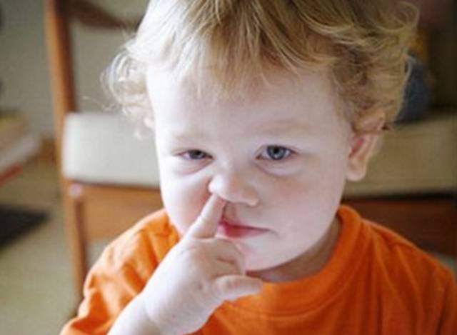 6岁男孩鼻子突然流血怎么回事,四岁男童夜里鼻子流血都干了