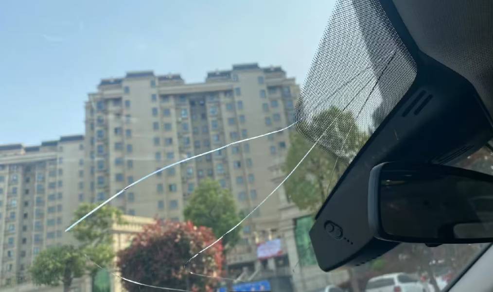 车主吐槽宝马3系水管爆裂是通病,宝马3系长按雨刮导致玻璃漏水