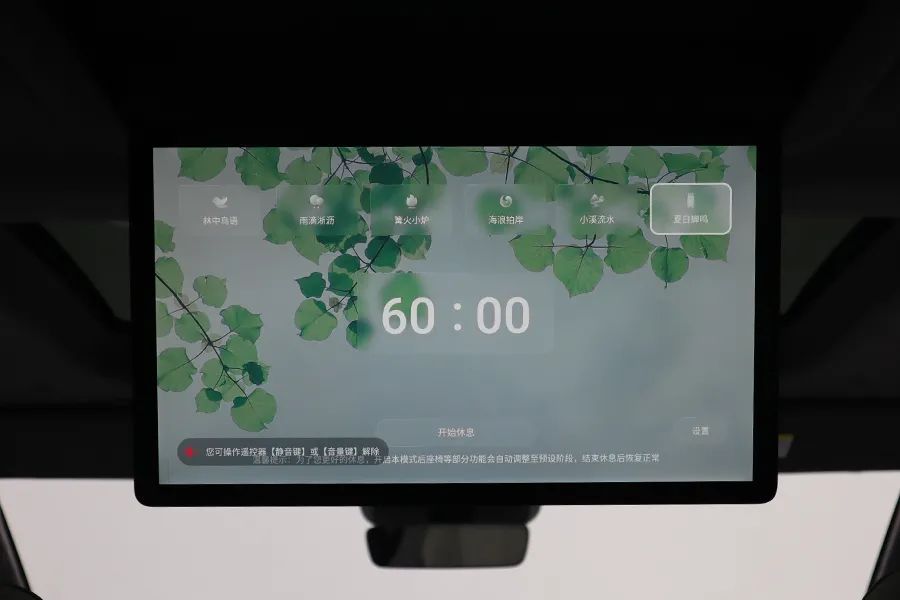 极氪009：前后三排都是主座，开到哪儿都是焦点！